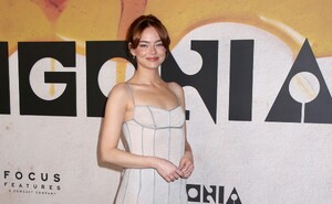emma-stone-bugonia-premiere-in-new-york-city-034.jpg