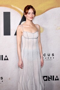 emma-stone-bugonia-premiere-in-new-york-city-051.jpg