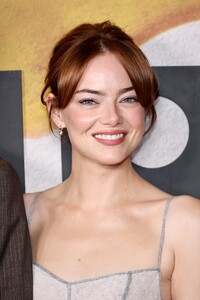 emma-stone-bugonia-premiere-in-new-york-city-054.jpg
