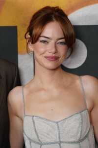 emma-stone-bugonia-premiere-in-new-york-city-058.jpg