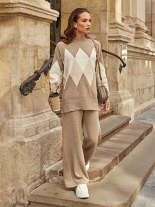 kostyum-bezhevogo-cveta-s-rombovidnym-printom-62378-1696414673-1.jpg