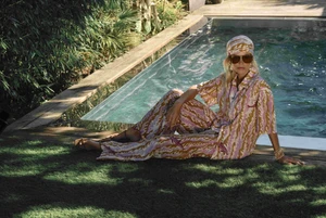 olivia-von-halle-retro-photo-shoot-luxury-pyjamas-poolside.webp