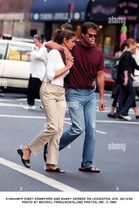 sept-12-1999-k16544mf-cindy-crawford-and-randy-gerber-on-lexington-DN87GN.jpg