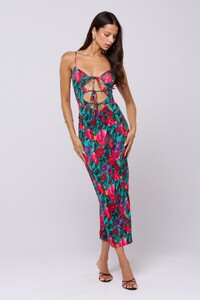 summer-dress-in-resort-2992087.jpg