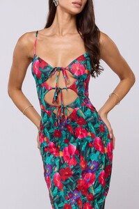 summer-dress-in-resort-3388302.jpg