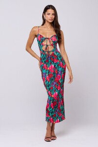 summer-dress-in-resort-5631935.jpg
