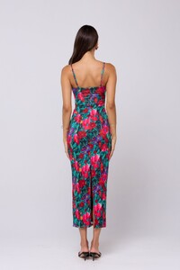 summer-dress-in-resort-6584999.jpg