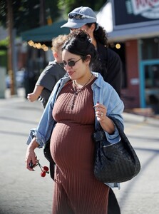 vanessa-hudgens-in-casual-chic-for-family-breakfast-in-la-0.jpg