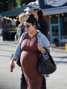 vanessa-hudgens-in-casual-chic-for-family-breakfast-in-la-1.jpg