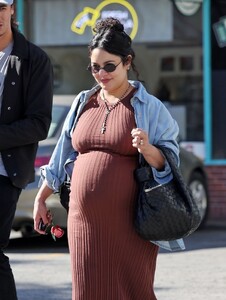 vanessa-hudgens-in-casual-chic-for-family-breakfast-in-la-2.jpg