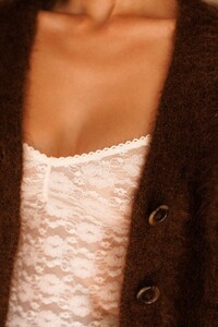 yse-vestiaire-gilet-voyage-immobile-chocolat_6.jpg