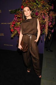 zoey-deutch-in-chic-brown-look-at-golden-heart-awards-2025-0.jpg