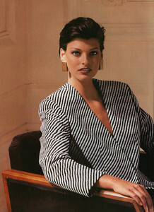 05-MARIECLAIREGR-Oct-1992-ARTISTIITALIANI-m.LindaEvangelista-ph.Unk.jpg