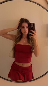 [2025.11.04] haileygrice_3758636824333057444.jpg