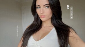 [2025.11.04] reneemurden_3758671616655213184.jpg