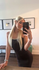 [2025.11.12] livvydunne_3764555223038675577.jpg