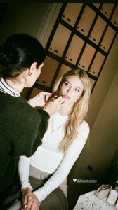 [2025.11.15] katelove_3766829353981284072.jpg