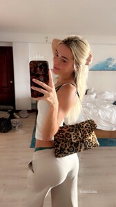 [2025.11.20] livvydunne_3770226328055511525.jpg