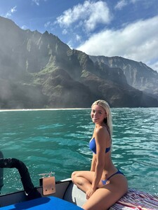 [2025.11.22] livvydunne_585192000_18548714359027168_4743131829014117599_n.jpg