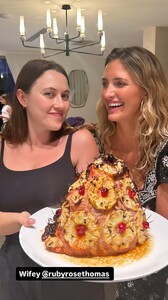 [2025.11.26] lindsaydemyan_3775050929696576193.jpg