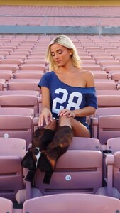 [2025.11.26] livvydunne_DRh0aqGj_db.jpg