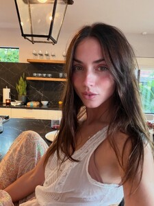 [2025.11.28] ana_d_armas_591133416_18539859001061820_668539573932338074_n.jpg