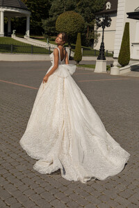 6615dc8993eecc7e1ff19797_LEONA 4.jpg