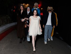 Arriving_VasJMroganMB_HalloweenParty_IHER_28129.jpg