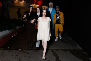 Arriving_VasJMroganMB_HalloweenParty_IHER_28329.jpg