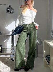 AylaF - PrPolly - Melikah Baggy Cargo Jeans Green Wash-7 - 0-Model-Ayla-Us2.jpg