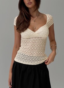 BHamilton - PrPolly - Parasol Textured Top Cream-7 - 0-Model-Brittany-Us4.jpg