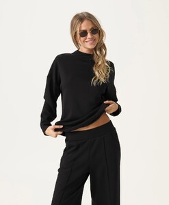 Black-Get-Away-Top-Jet-Set-Pant-Studio-5_c01af575-99d4-4236-ae9a-4266001f8f82.jpg