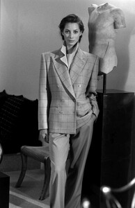 ChristyTurlington_CalvinKleinFW1989_114.jpg