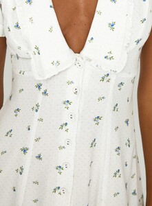 EAyalon - PrPolly - Fabiola Collared Mini Dress Floral-8 - 5-Model-Ella-Us2.jpg