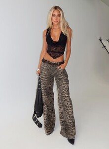 EAyalon - PrPolly - Maryam Lace Top Black-8 - 7-Model-Ella-Us4.jpg