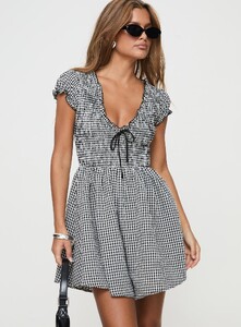 EZecevic - PrPolly - Wescott Gingham Romper Black _ White Tall-7 - 1-Model-Elise-Us2.jpg
