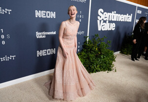 Elle Fanning - Sentimental Value Premiere (53).jpg