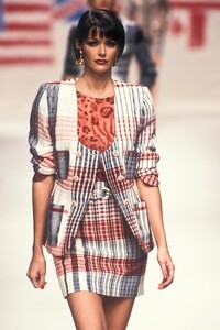 EmanuelUngaro1995WomenRTW50.jpg.834c4a9976cbfc4af20f237b1602482c.jpg