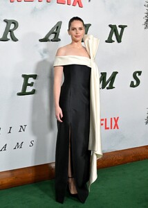 Felicity_Jones_at____Train_Dreams____Premiere_in_Hollywood_11-03-20250010.jpg