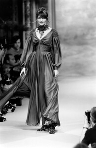 HelenaChristensen_ChristianLacroixHCFW1993_04.jpg
