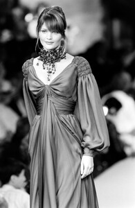 HelenaChristensen_ChristianLacroixHCFW1993_06.jpg