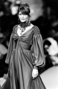 HelenaChristensen_ChristianLacroixHCFW1993_07.jpg