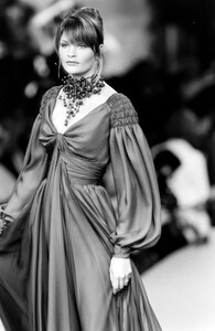 HelenaChristensen_ChristianLacroixHCFW1993_08.jpg
