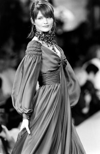 HelenaChristensen_ChristianLacroixHCFW1993_09.jpg