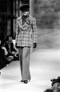 HelenaChristensen_ChristianLacroixHCFW1993_20.jpg