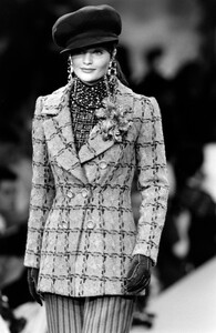 HelenaChristensen_ChristianLacroixHCFW1993_24.jpg