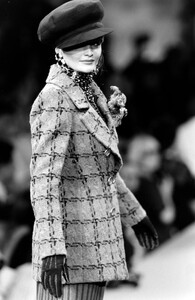 HelenaChristensen_ChristianLacroixHCFW1993_25.jpg