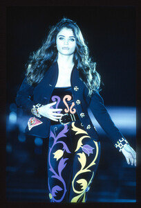 HelenaChristensen_VersaceFW1991_03.jpg