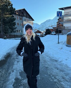 JadeG  - 473676804_3828176884163494_8491522601906382010_n_2025-01-13_1440x1800.jpg