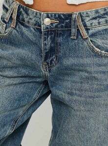 KianaF - PrPolly - Backbone Straight Leg Jeans Mid Blue-8 - 5-Model-Kiana-Us2.jpg